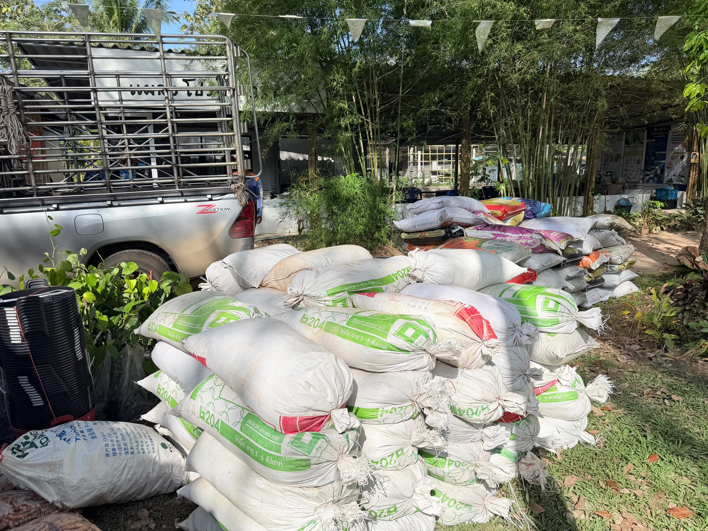 title - ส.ป.ก.สุราษฎร์ธานี โดยกลุ่มยุทธศาสตร์ฯ ส่งมอบวัสดุการเกษตรและกล้าพันธุ์สมุนไพร ให้กับสมาชิกกลุ่มวิสาหกิจชุมชนบ้านไร่ ชายน้ำฟาร์มนก 